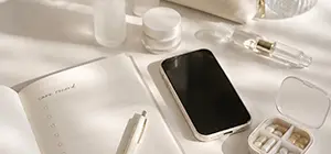 机の上に置かれたスマートフォン
