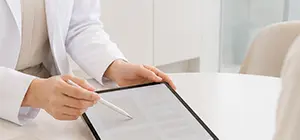 カウンセリング資料を案内するスタッフ